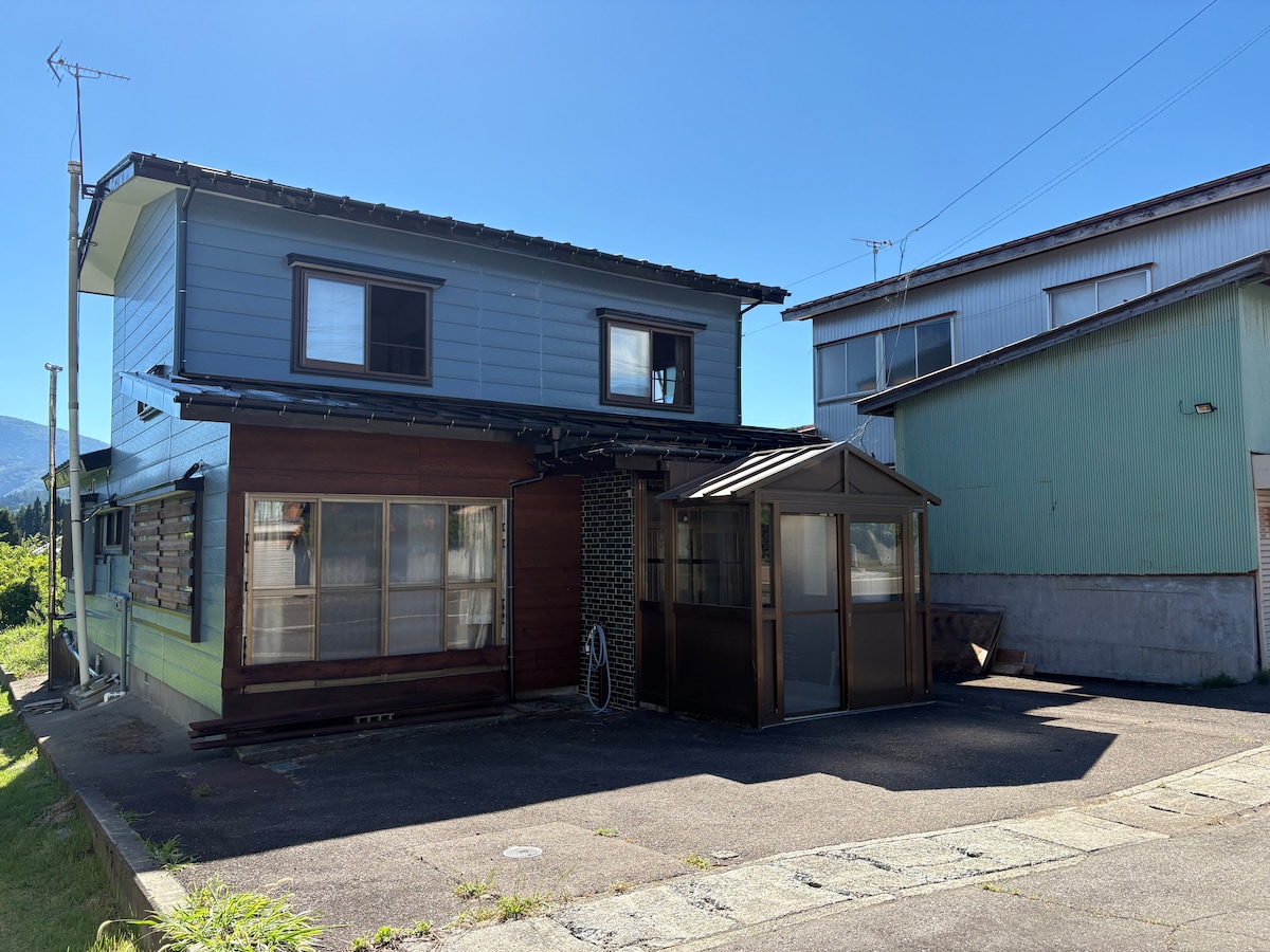 晴れた日の六合居の外観